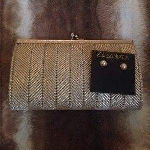 Beaded clutch with engraved detail👛 FREE GIFT!!💕